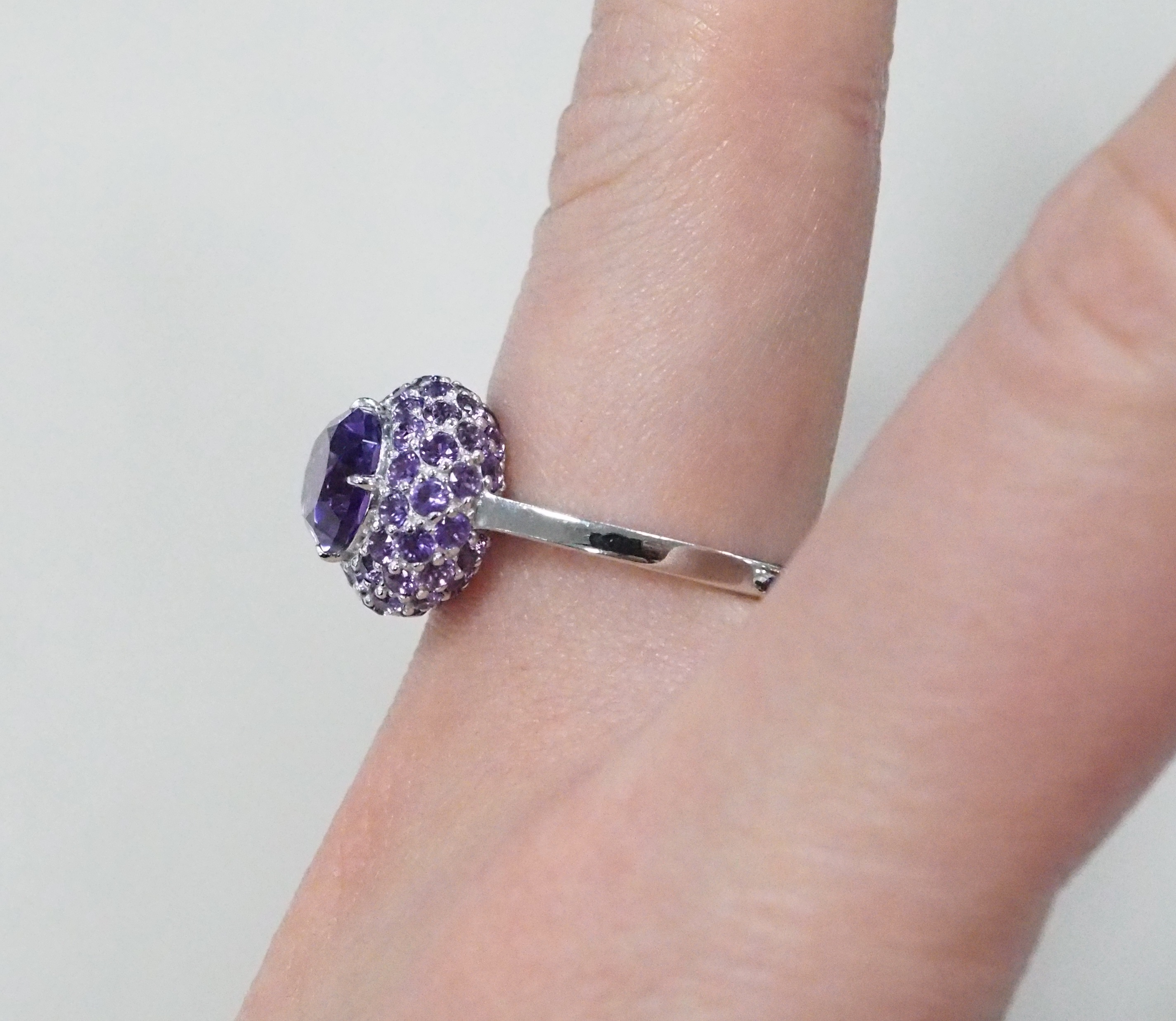 Серебряное кольцо с аметистами